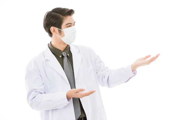 기사보기 얼굴에 아시아 의사가 수술용 보호용 마스크를 착용하고 — 스톡 사진