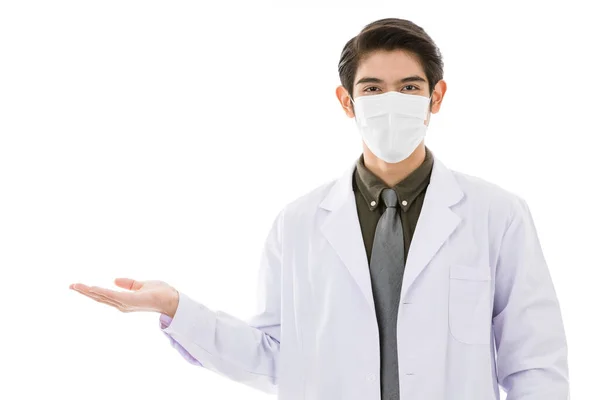 기사보기 얼굴에 아시아 의사가 수술용 보호용 마스크를 착용하고 — 스톡 사진
