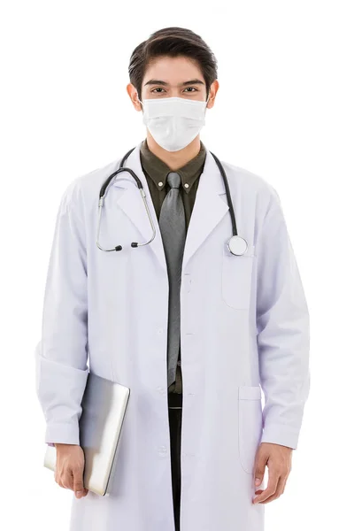 수술용 보호용 마스크를 잘생긴 아시아 의사가 복제품 노트북 컴퓨터를 배경에 — 스톡 사진