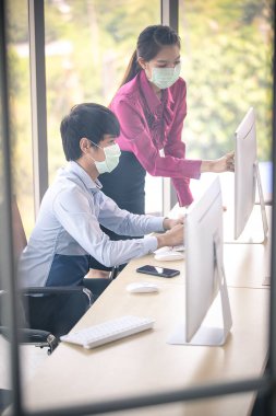 Erkek ve kadın iş adamları Corona 'yı korumak ve önlemek için cerrahi maske takarken ofiste birlikte çalışıyorlar, Cvid-19 virüs hastalığından. İş yerinde güvenlik sağlık hizmetleri kavramı.