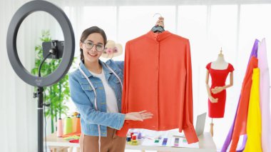 Genç ve güzel bir Asyalı moda tasarımcısı yeni koleksiyonunu müşterisiyle göstermek için arıyor. Koleksiyonunu dünyanın dört bir yanındaki insanlara satabilir..
