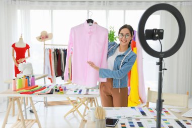 Genç ve güzel bir Asyalı moda tasarımcısı yeni koleksiyonunu müşterisiyle göstermek için arıyor. Koleksiyonunu dünyanın dört bir yanındaki insanlara satabilir..