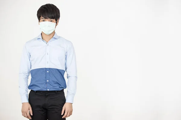 Giovane Uomo Asiatico Piedi Indossando Maschera Protettiva Igiene Chirurgica Sul — Foto Stock