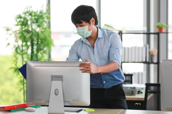 Νεαρός Υπάλληλος Φορώντας Μάσκα Higienic Χρησιμοποιώντας Πανί Για Καθαρίσει Και — Φωτογραφία Αρχείου