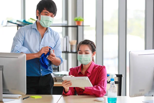 Συνάδελφοι Εργαζόμενοι Που Φορούν Υγιεινή Μάσκα Καθαρισμού Και Αποστείρωσης Εργαλεία — Φωτογραφία Αρχείου