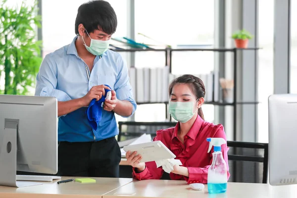 Συνάδελφοι Εργαζόμενοι Που Φορούν Υγιεινή Μάσκα Καθαρισμού Και Αποστείρωσης Εργαλεία — Φωτογραφία Αρχείου