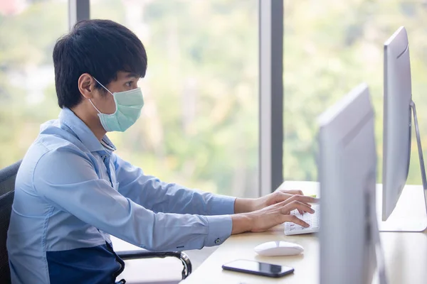 Άνδρας Υπάλληλος Που Εργάζεται Και Φοράει Χειρουργική Υγιεινή Μάσκα Στο — Φωτογραφία Αρχείου