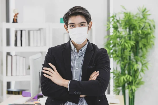 Jovem Empresário Escritório Vestindo Máscara Protetora Higiênica Cirúrgica Rosto Olhando — Fotografia de Stock