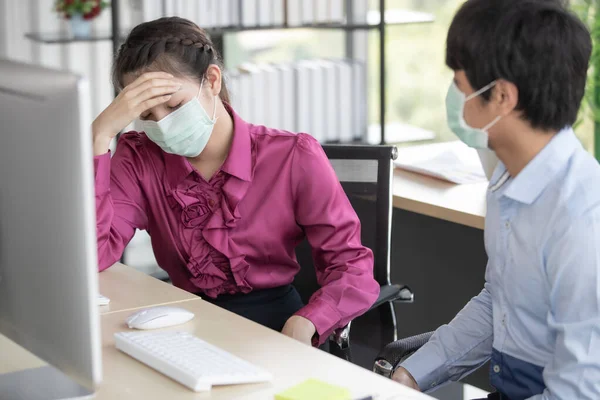 Νεαρή Γυναίκα Υπάλληλος Φορώντας Μάσκα Υγιεινής Αισθάνεται Πονοκέφαλο Και Σηκώνεται — Φωτογραφία Αρχείου