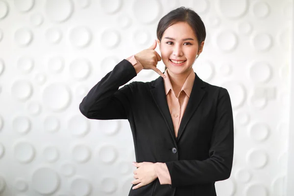 拍下亚洲女商人站在那里微笑的近照 她在许多白色圆圆的背景下做手势 作为非语言交流的代表 — 图库照片