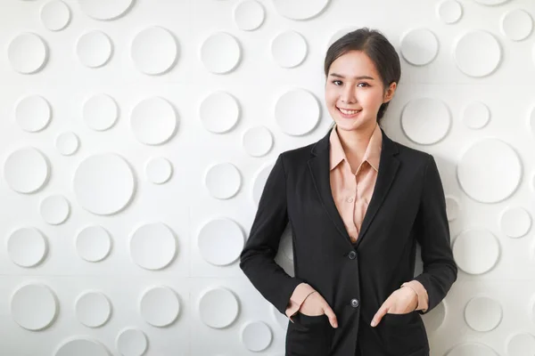 Primer Plano Retrato Mujer Negocios Asiática Pie Sonrisa Poner Mano —  Fotos de Stock