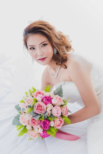 Porträtt Närbild Vackra Asiatiska Bruden Sitter Omklädningsrummet Med Bukett Blommor — Stockfoto