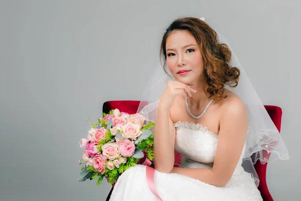 Närbild Porträtt Skott Vackra Asiatiska Bruden Sitter Röd Stol Hålla — Stockfoto