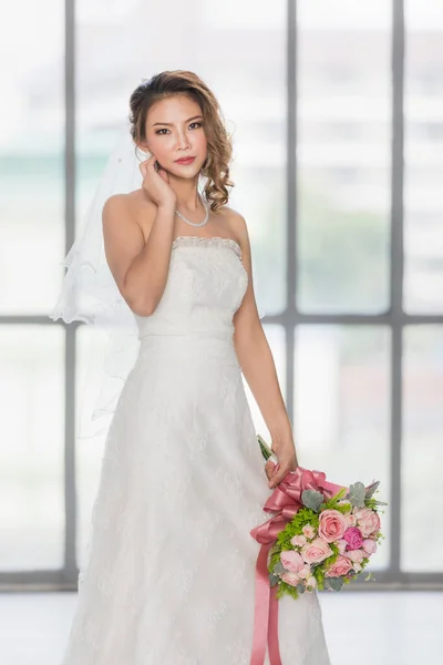 Nahaufnahme Portraitaufnahme Der Schönen Asiatischen Braut Stehen Ihre Wange Berühren — Stockfoto