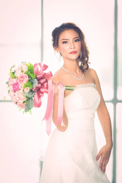 Közelkép Portré Lövés Gyönyörű Ázsiai Menyasszony Áll Kezében Egy Csokor — Stock Fotó