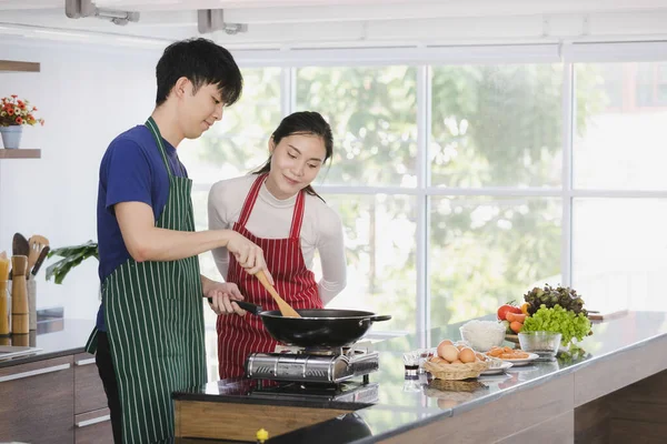 Casal Asiático Cozinha Juntos Homem Cozinhar Alguma Refeição Panela Fogão — Fotografia de Stock