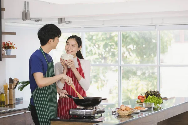 Casal Asiático Cozinha Juntos Homem Cozinhar Alguma Refeição Panela Fogão — Fotografia de Stock