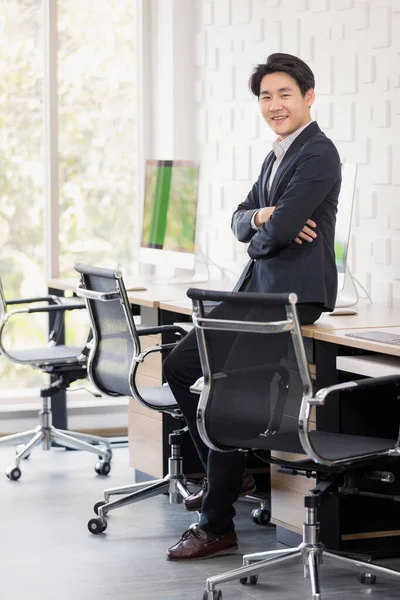 Ung Och Stilig Asiatisk Affärsman Svart Kostym Poserar Till Kameran — Stockfoto