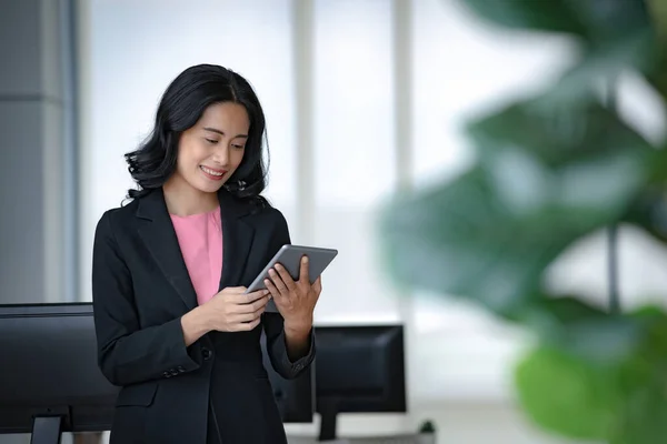 Zbliżenie Zdjęcia Azjatki Ładnej Bizneswoman Stojącej Korzystającej Tabletu Biurze Komputery — Zdjęcie stockowe