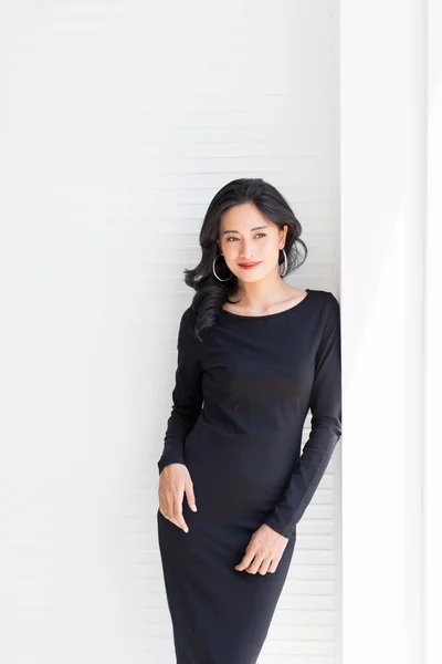 Sorrindo Sexy Mulher Modelo Asiática Vestido Preto Posando Perto Grandes — Fotografia de Stock
