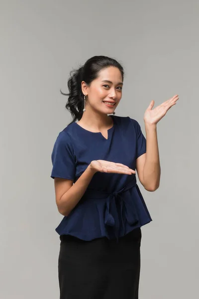 Mulher Negócios Asiática Bonita Posando Apontando Seu Dedo Indicador Fundo — Fotografia de Stock