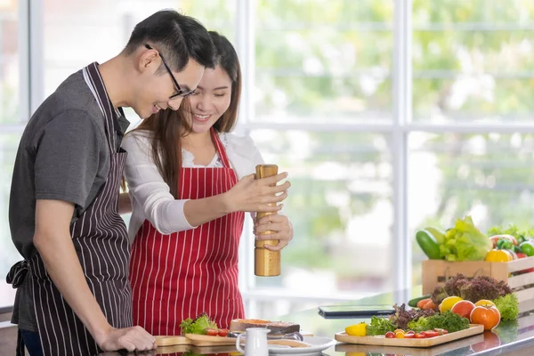 Casal Asiático Encantador Cozinha Fazem Uma Refeição Juntos Mulher Moer — Fotografia de Stock
