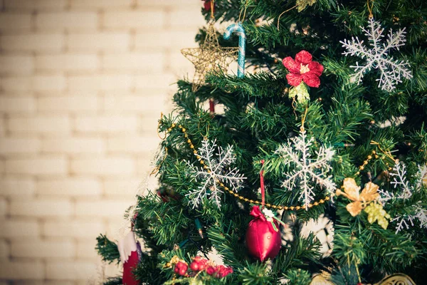 Close Tiro Árvore Natal Ornamento Bonito Decorado Ramos Está Pronto — Fotografia de Stock