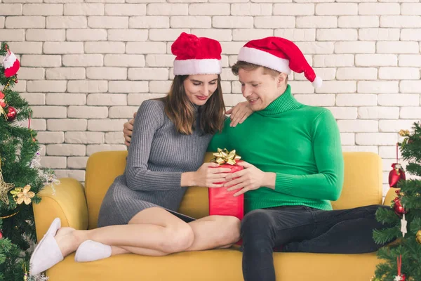 Heureux Couple Caucasien Célébrant Noël Ensemble Petit Ami Donné Petite — Photo