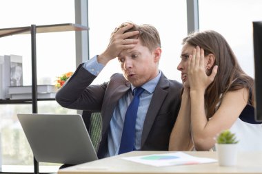 Yakışıklı beyaz bir erkek patron ve güzel bir iş arkadaşı defter ekranına bakıyor. Umutsuz insanların çalışma ortamı altında büyük projeyi kaybetmek için bir e-posta alıyorlar..