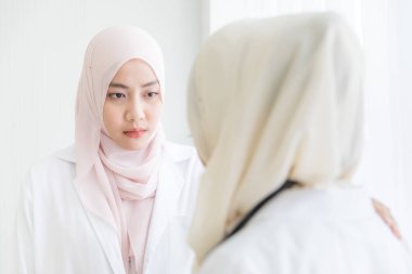 Başörtülü kadın müslüman doktor başarısızlıktan dolayı üzgün hissediyor ve arkadaşı onu rahatlatıp ferahlatmak için cesaretlendirmeye çalışıyor. Takım çalışması, birlikte çalışma ve sağlık sektöründe neşelendirme fikri.