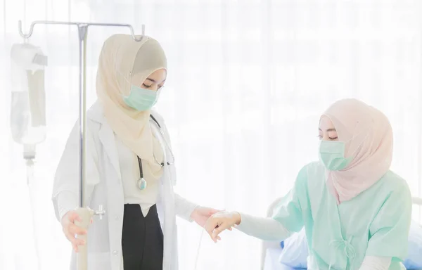 Muslimische Ärztin Trägt Hygienemaske Auf Dem Gesicht Und Spricht Mit — Stockfoto