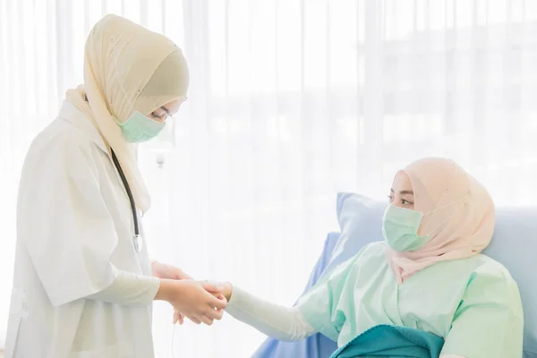 Muslimische Ärztin Trägt Hygienemaske Auf Dem Gesicht Und Spricht Mit — Stockfoto