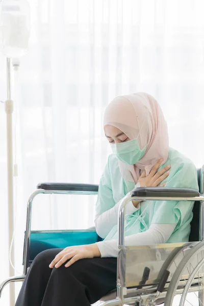 Moslim Vrouw Dragen Chirurgische Beschermende Hygiëne Masker Zitten Rolstoel Voor — Stockfoto