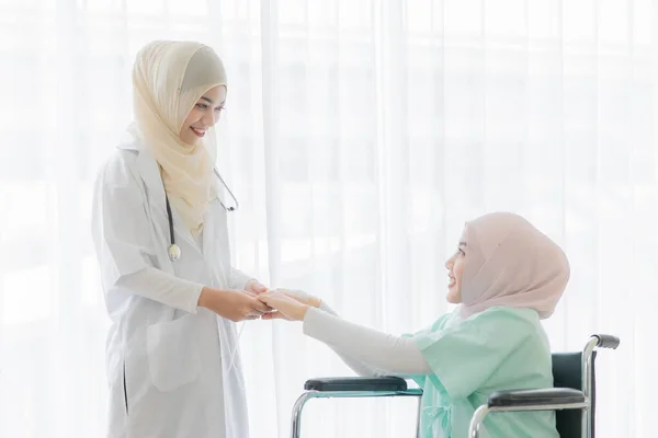 Attraktive Junge Schöne Muslimische Ärztin Mit Hijab Kleid Spricht Und — Stockfoto