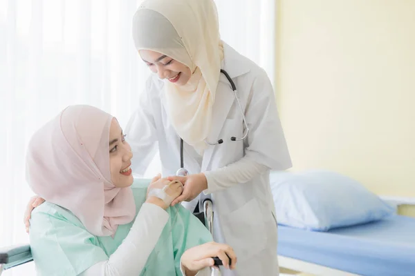 Dokter Muda Muslim Yang Cantik Yang Menarik Tertutup Wajah Dengan — Stok Foto