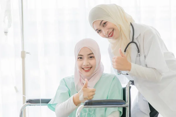 Atractiva Joven Hermosa Mujer Musulmana Médico Cubierto Cara Con Vestido —  Fotos de Stock