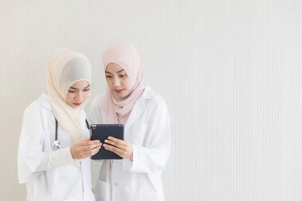 Dos Atractiva Joven Hermosa Mujer Musulmana Médico Cubierto Cara Con — Foto de Stock