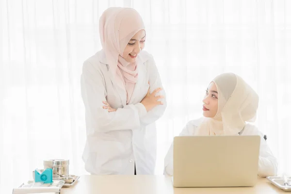 Zwei Attraktive Junge Schöne Muslimische Ärztinnen Bedecken Das Gesicht Mit — Stockfoto