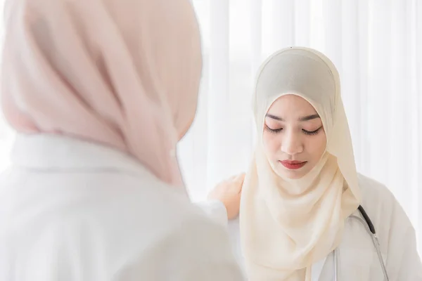 Doctora Musulmana Con Vestido Hijab Siente Triste Por Fracaso Amiga — Foto de Stock