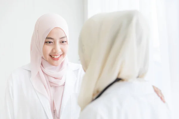 Başörtülü Tesettürlü Kadın Müslüman Doktor Güler Yüzlü Bir Gülümsemeyle Arkadaş — Stok fotoğraf