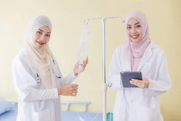 Dva Muslimští Lékaři Spolupracují Nemocnici Kontrolují Kontrolují Solný Roztok Porovnávají — Stock fotografie