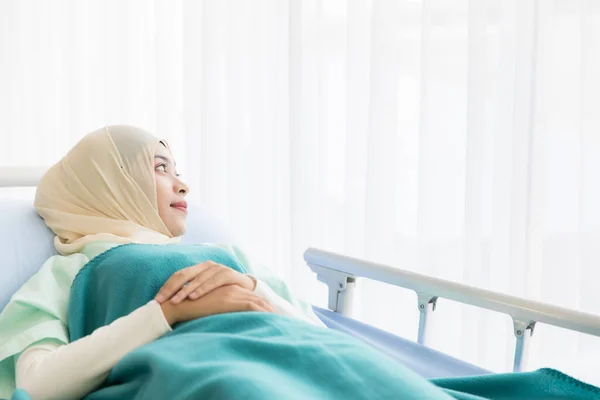 Jonge Mooie Moslimvrouw Hijabjurk Die Alleen Bed Ligt Het Ziekenhuis — Stockfoto