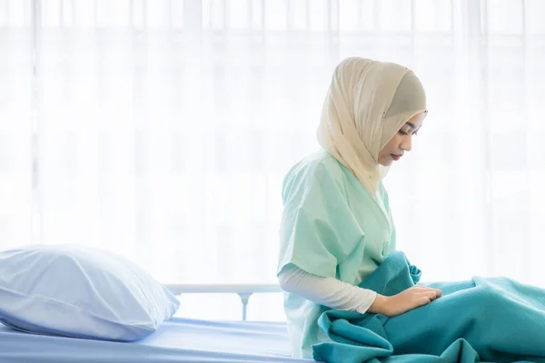 Mladá Hezká Muslimka Hidžábských Šatech Sedí Sama Posteli Nemocnici Vypadá — Stock fotografie