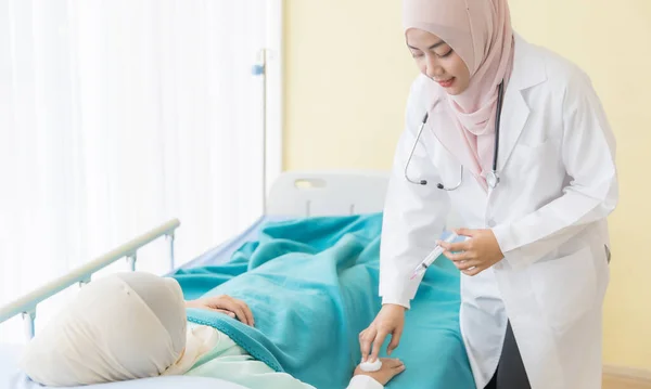 Muslimische Ärztinnen Hijab Kleid Geben Einer Patientin Die Sich Mit — Stockfoto