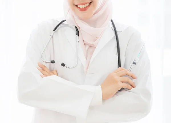Portrét Usmívající Tváře Muslimka Lékařka Hidžábských Šatech Stetoskopem Drží Stříkačku — Stock fotografie
