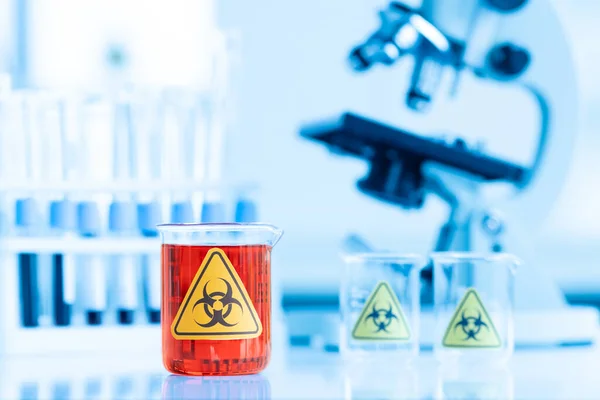 테스트 용기에 생물학적 스티커와 실험실 전염성 바이러스 감염성 온역에 과학적 — 스톡 사진
