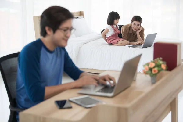 Mãe Asiática Filha Olhando Tela Computador Notebook Cama Quarto Durante — Fotografia de Stock