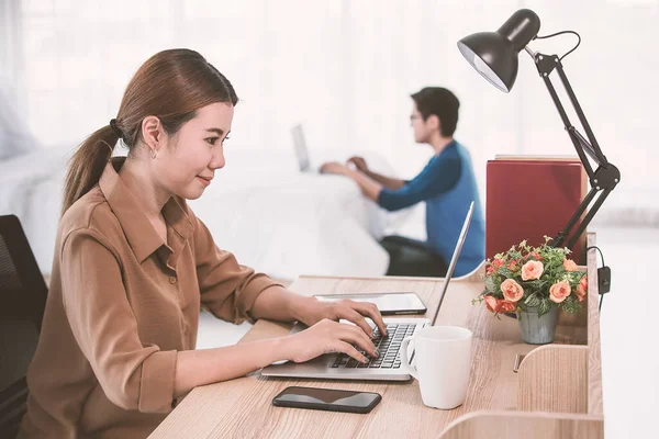 Mulher Negócios Asiática Usando Notebook Computador Trabalhando Casa Enquanto Seu — Fotografia de Stock