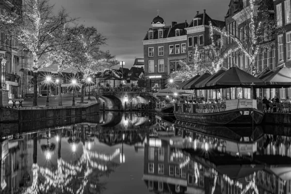 荷兰莱顿市的新莱茵河和维斯布鲁克河景区 蓝色时节 岛上有露台小船和装饰着圣诞装饰品的树木 — 图库照片