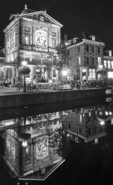 Meraviglioso Riflesso Del Waag Illuminato Nelle Acque Del Rijn Leida — Foto Stock